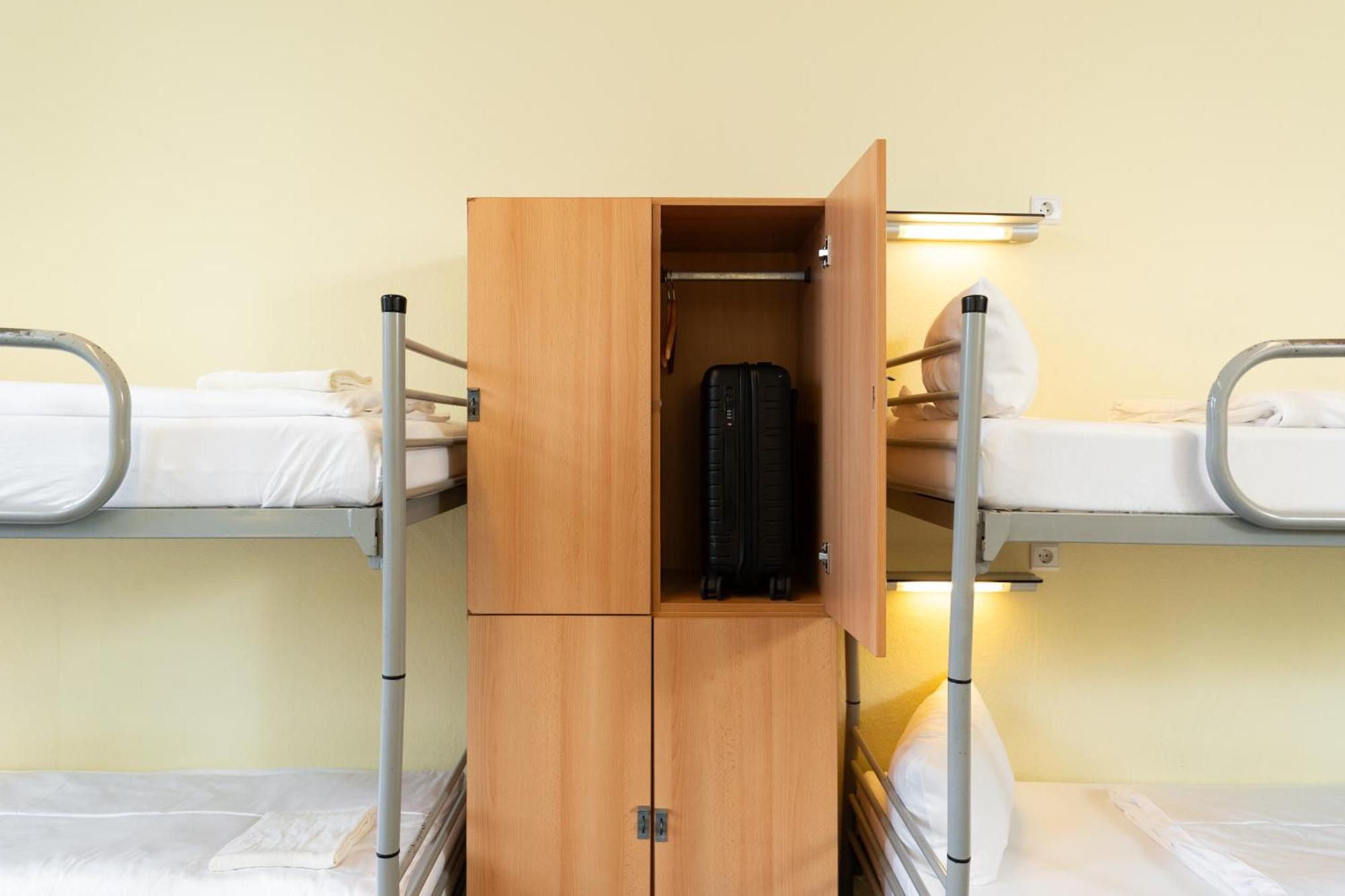 Single Bed 8-Bed Dormitory Room Bathroom