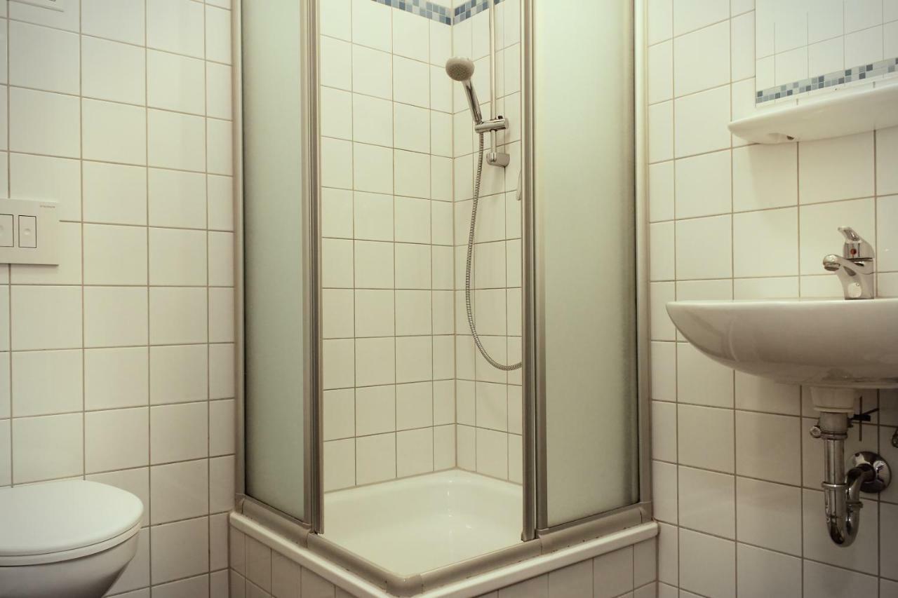 Single Bed 8-Bed Dormitory Room Bathroom